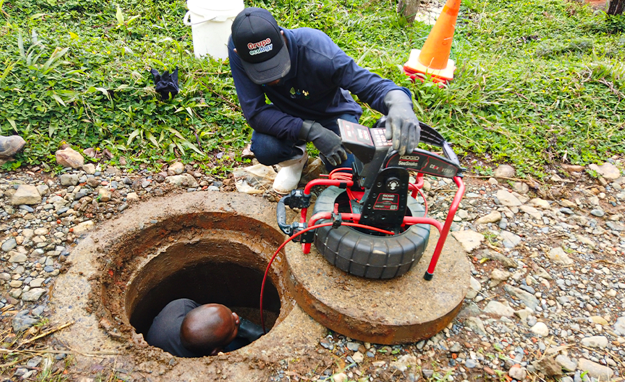 Técnico realizando una inspección y televisación de tuberías con cámara de alta definición para detectar obstrucciones y daños en redes hidrosanitarias medellín
